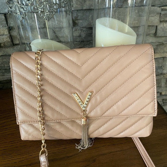 Chic Quilted Crossbody Bag with Gold Chain - Picture 1 of 11